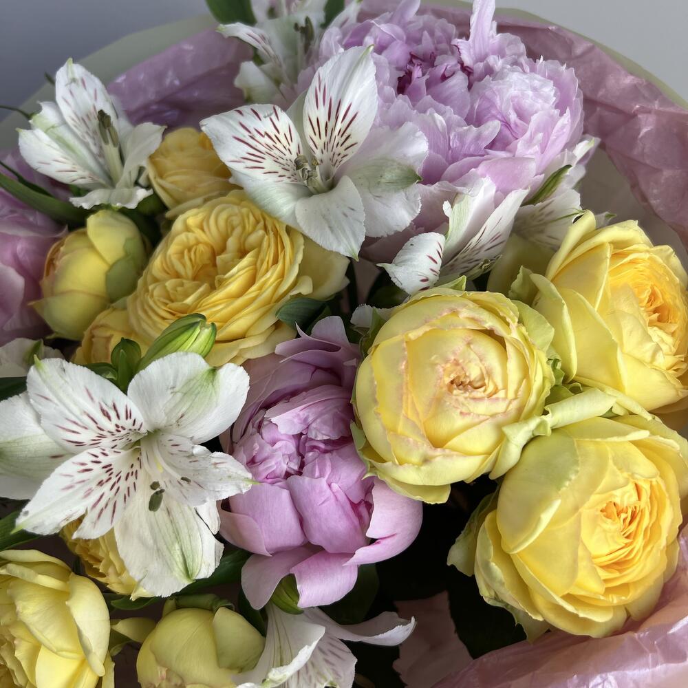 Букет с пионами , кустовыми лимонными пионовидными розами и альстромерией💜