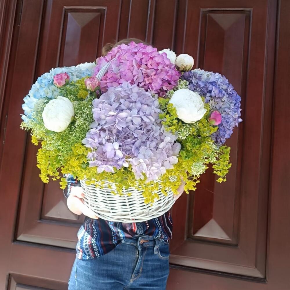 Корзина с Гортензиями и Пионами