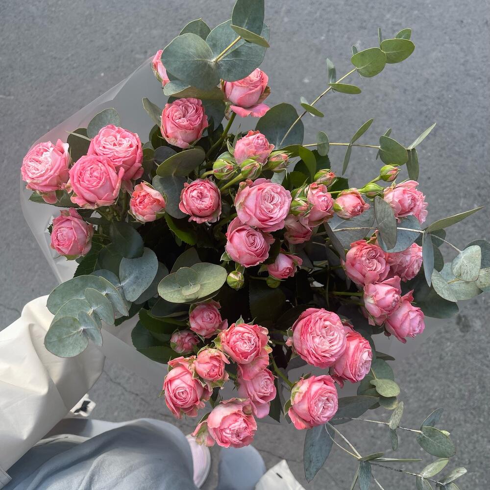 7 кустовых пионовидных роз с эвкалиптом 💝