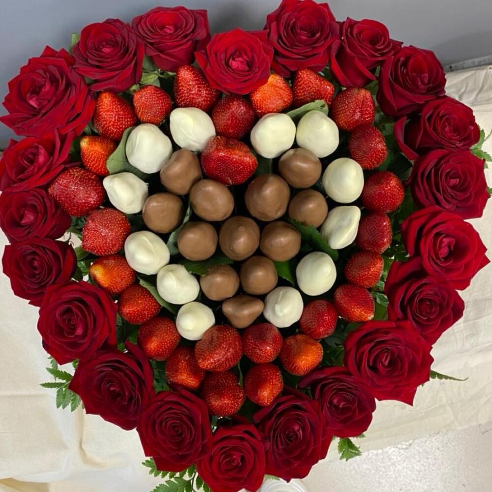 Сердце из роз и клубники в шоколаде