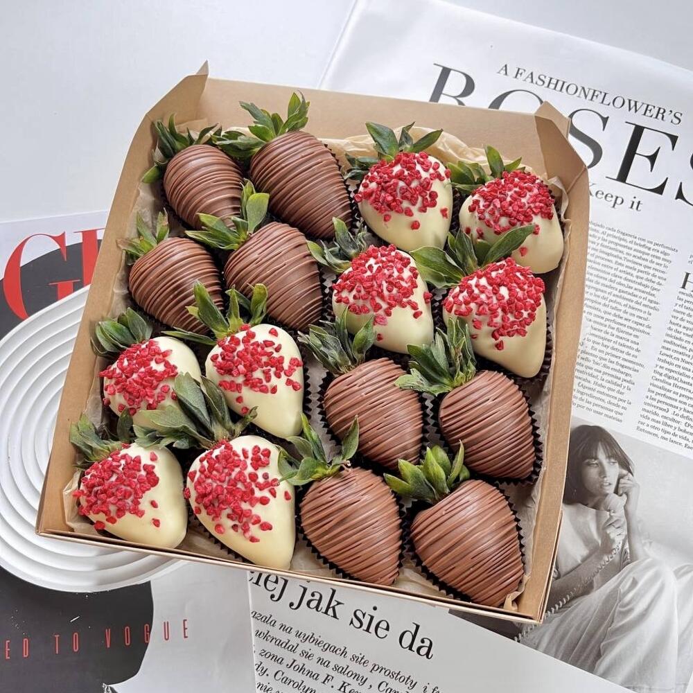 Клубника в шоколаде белом и молочном ХИТ + подарок от Vivienne Sabo — румяна MACARON 16-20 ягод
