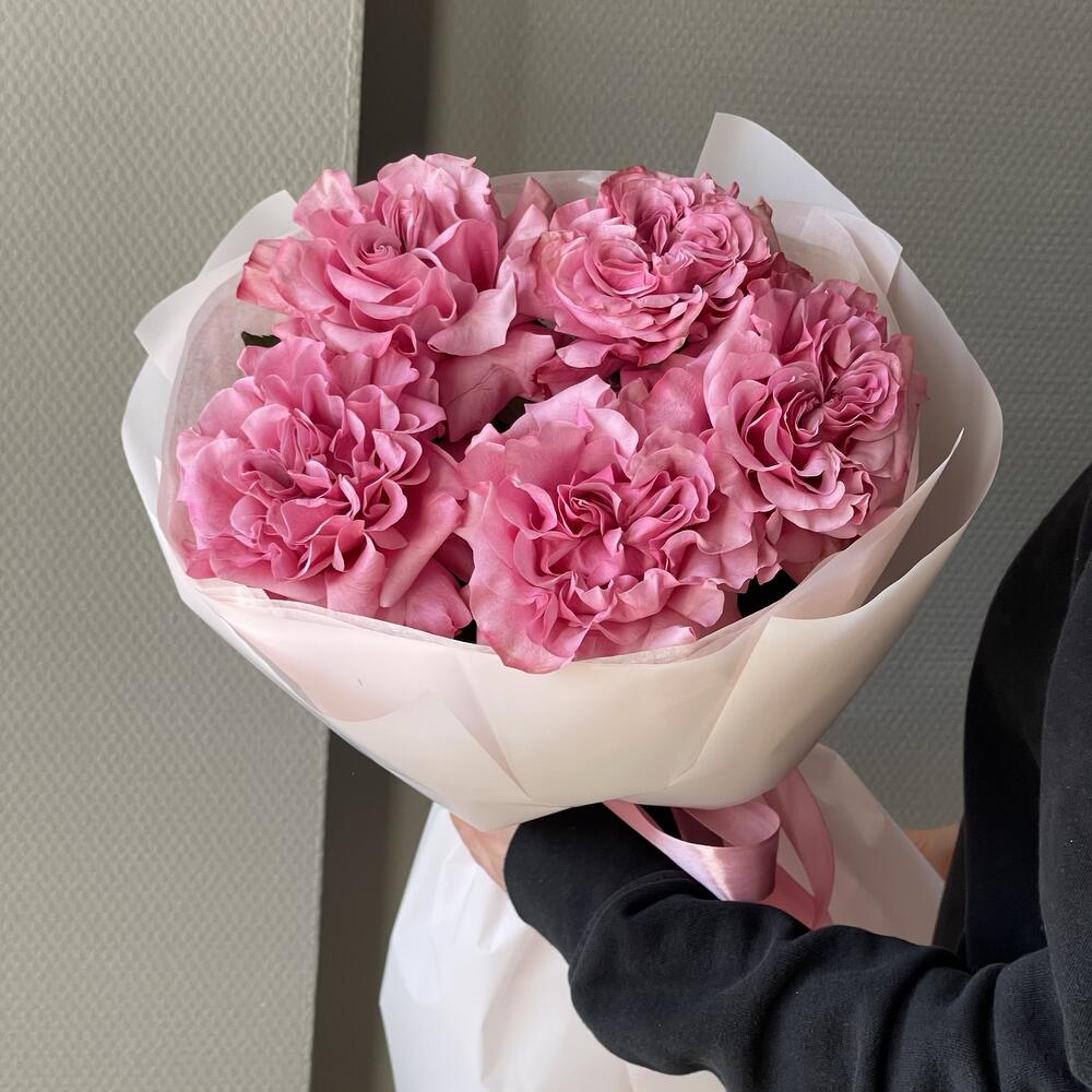 Bouquet of peony-shaped French roses Blues