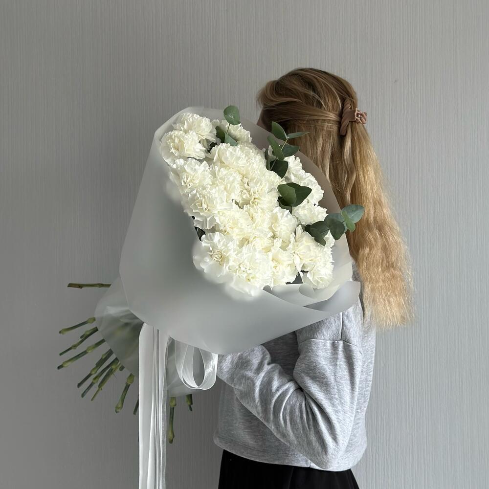 Кружевной букет из белоснежных гвоздик