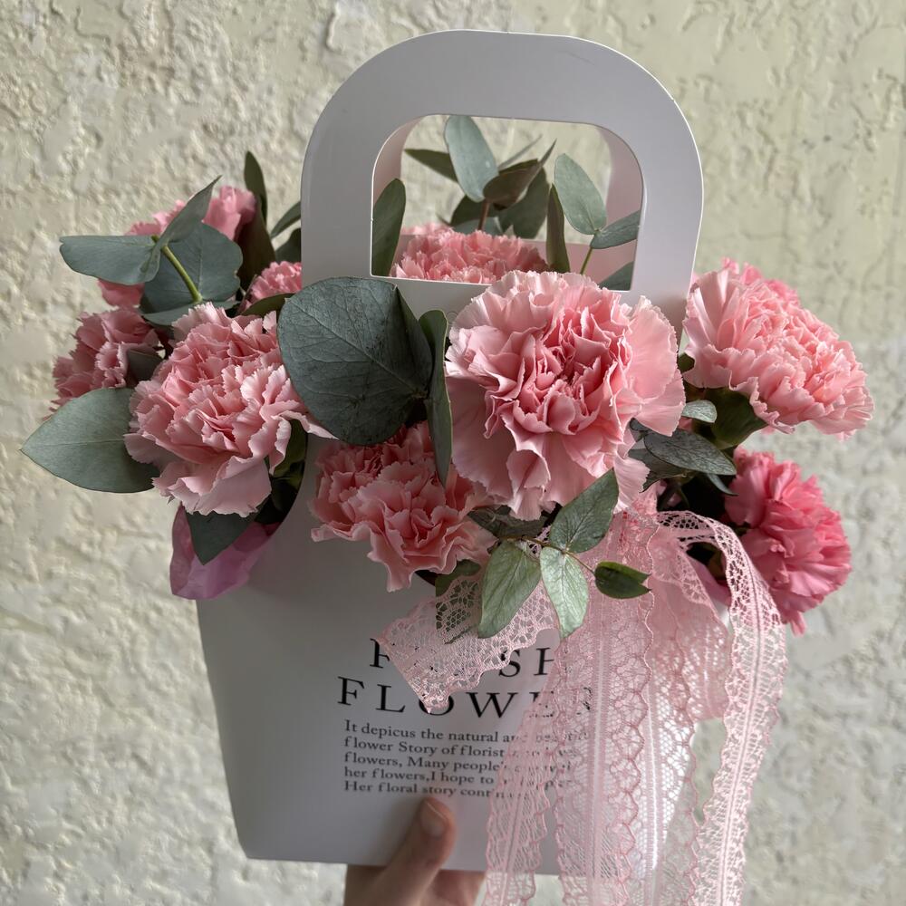 Композиция из стойких, ярких розовых диантусов и эвкалипта в сумочке Fresh Flower
