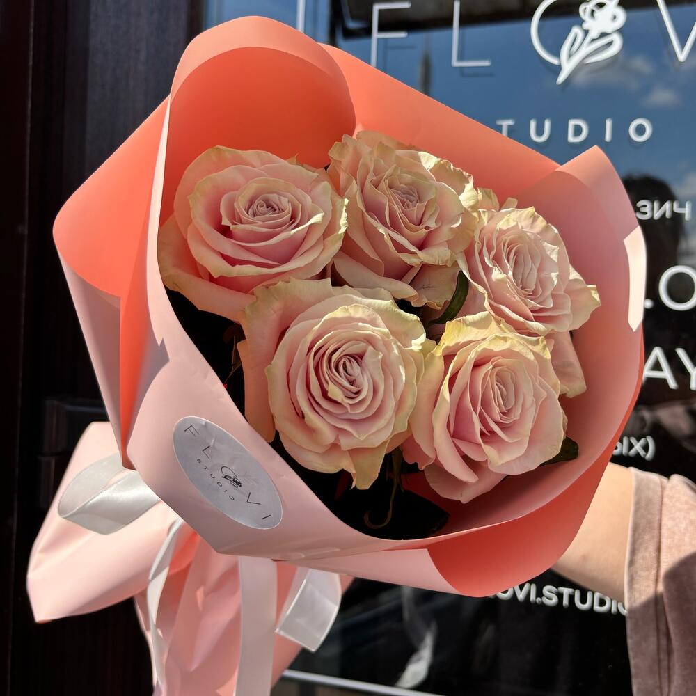 Нежно розовые пионовидные  кружевные розы Pink Mondial