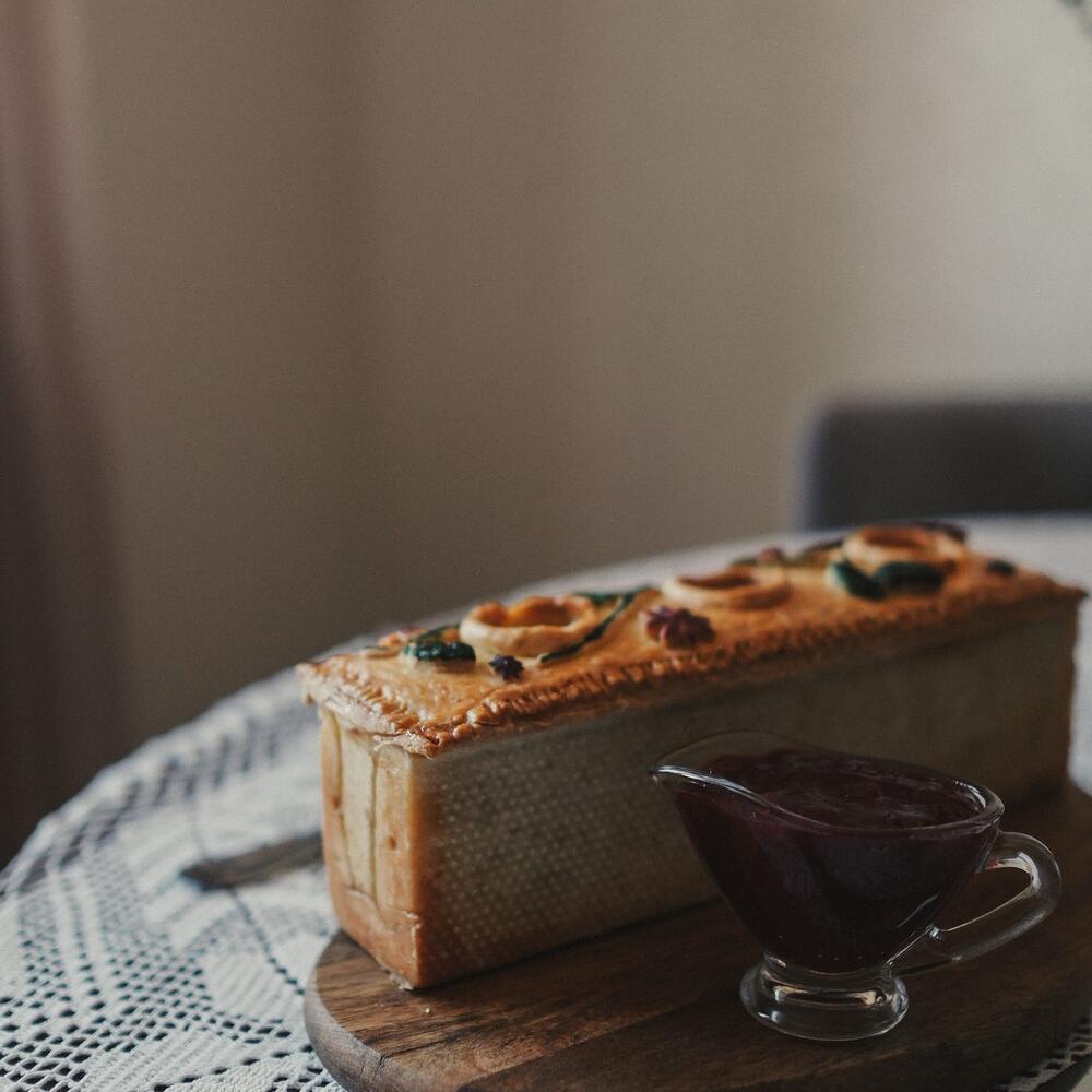 Французский мясной пирог с телятиной,инжиром и фисташкой, Кондитерские и  пекарни в Домодедово, купить по цене 3430 руб, Пироги в Innache с доставкой  | Flowwow