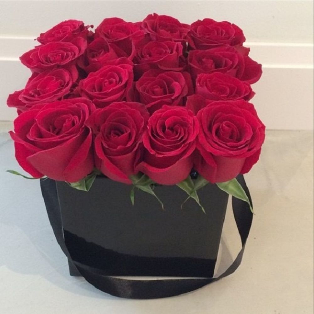 Можно ли подарить 8 цветов. Букеты роз в коробках. Розы в коробке. Цветы в черной коробке. Цветы в коробке Maison des fleurs.