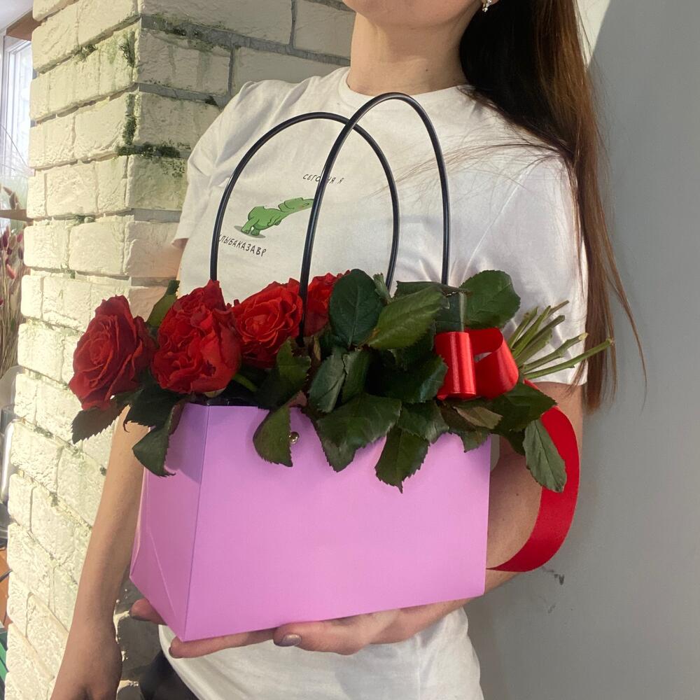 Цветы в коробке розы в сумочке