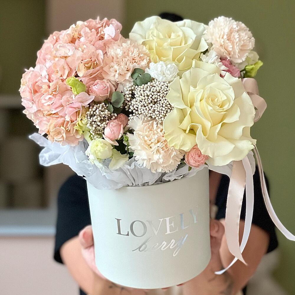 Пион. розы с гвоздиками и гортензией в коробке