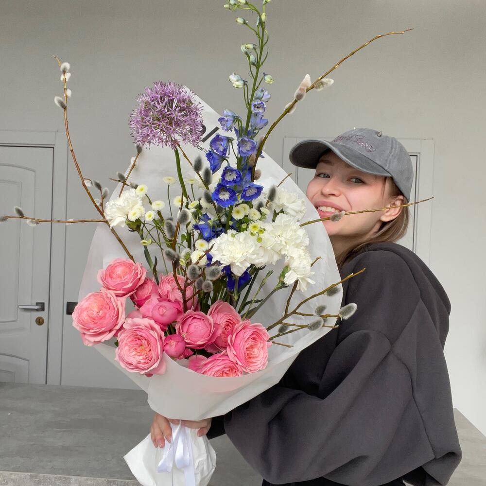 SPRING ANGEL с розами, диантусом и ветвями вербы, Цветы и подарки Санкт ...