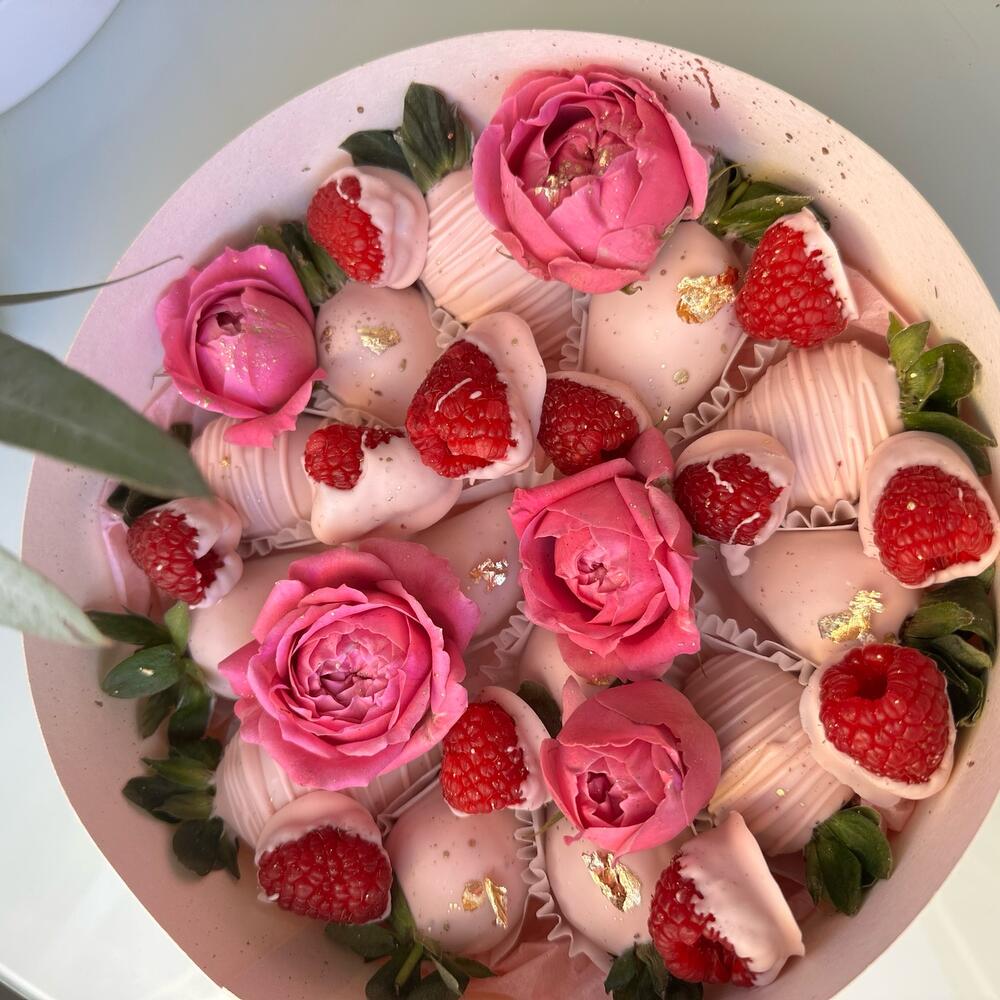 Fresas con flores y frambuesas
