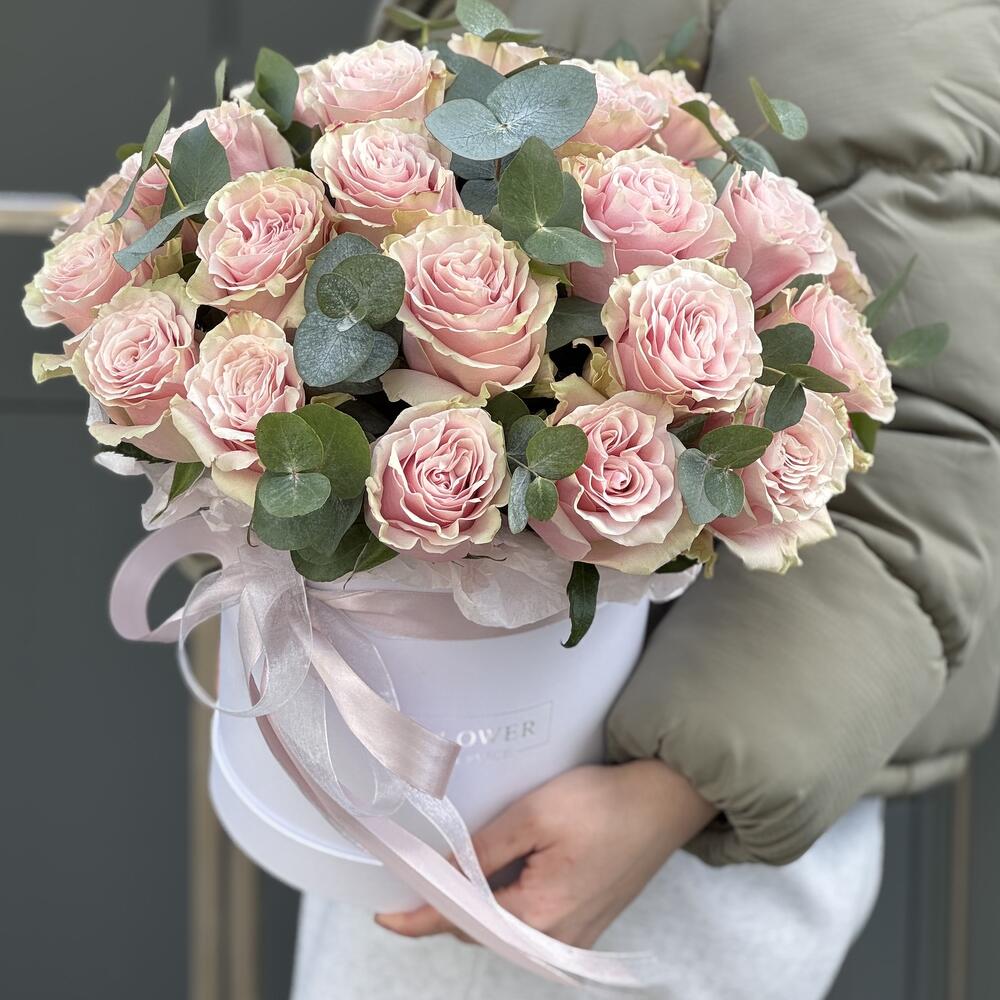 A feminine box of 25 roses and eucalyptus