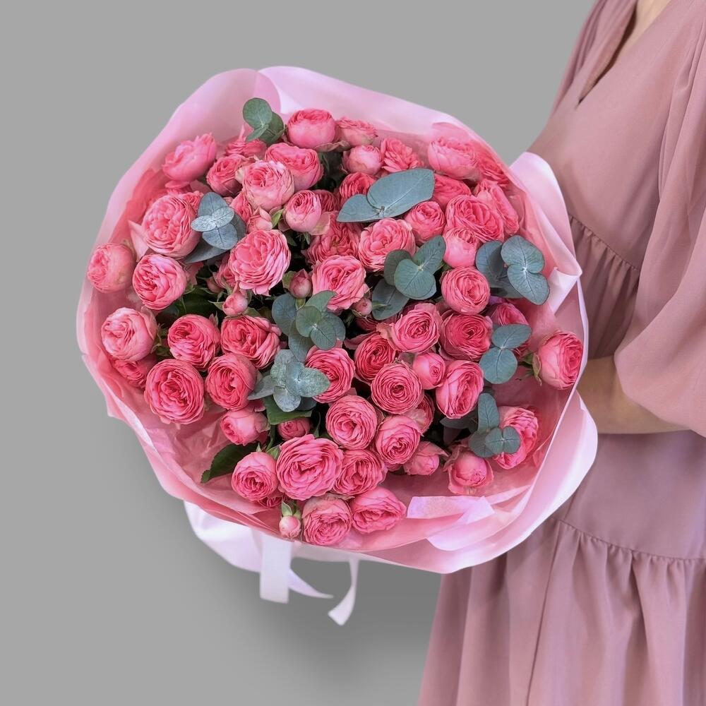 Monobucket of 15 bushy peony-shaped roses "Giselle" with eucalyptus