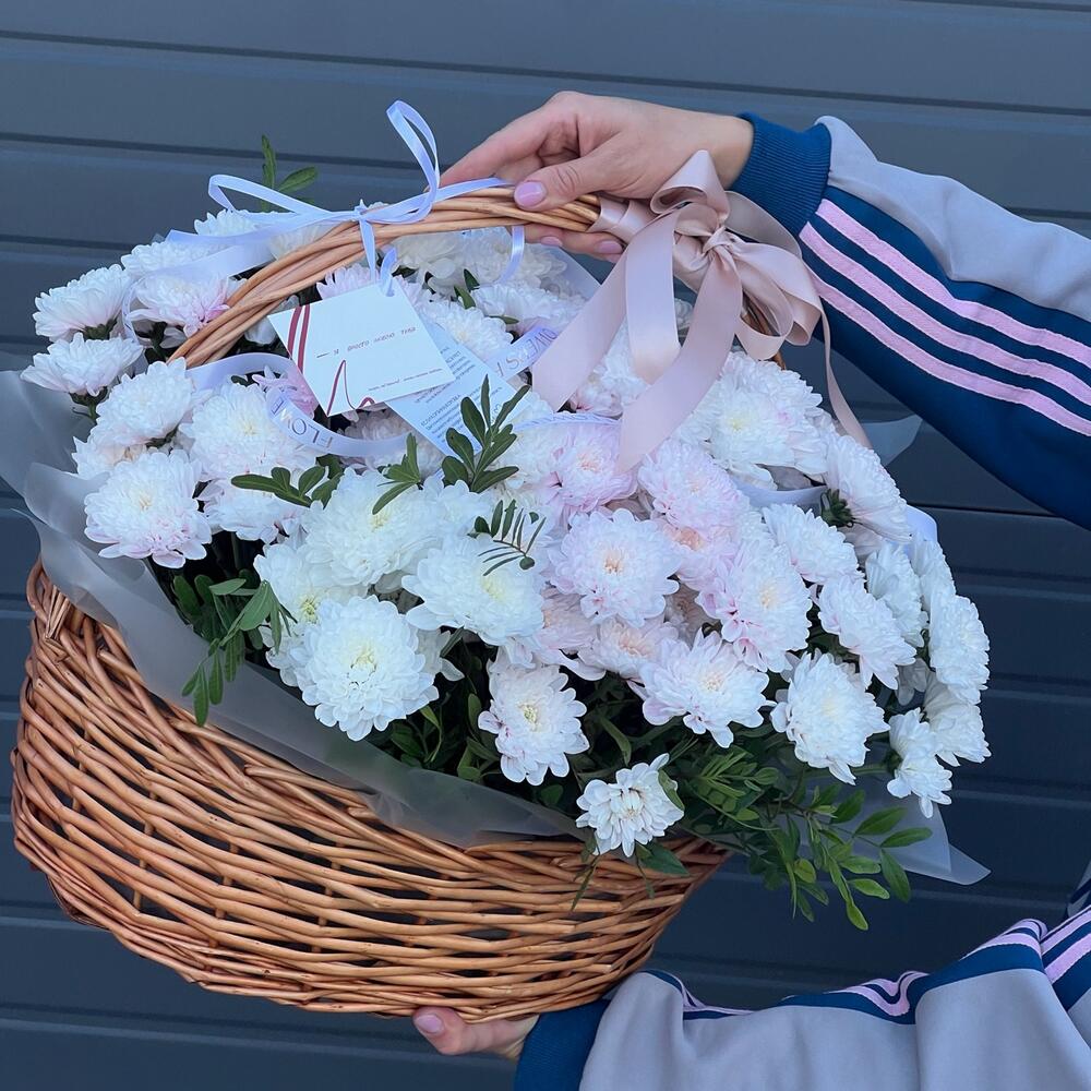Корзина с цветами кустовыми хризантемами