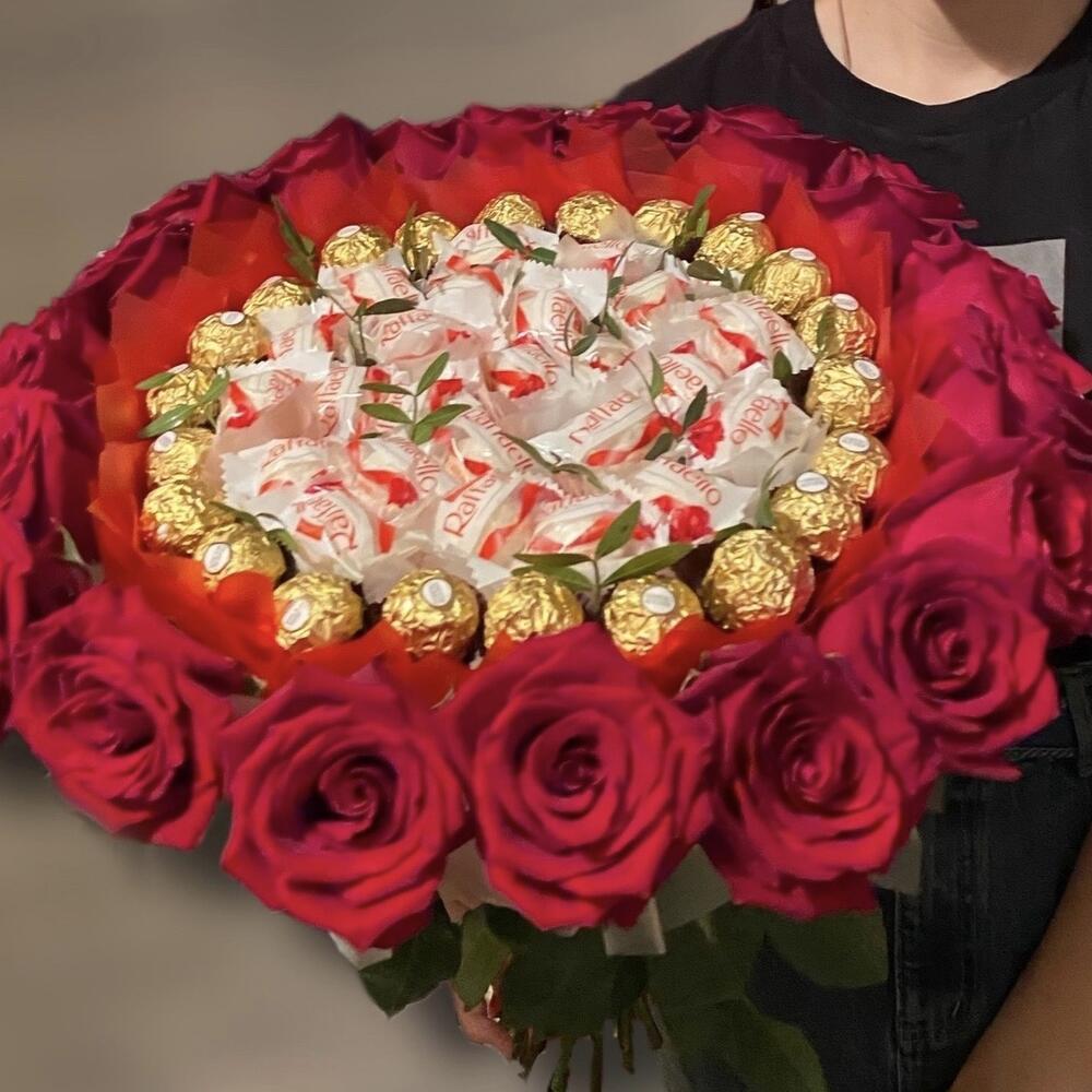 Шикарный букет из роз и конфет для любимой
