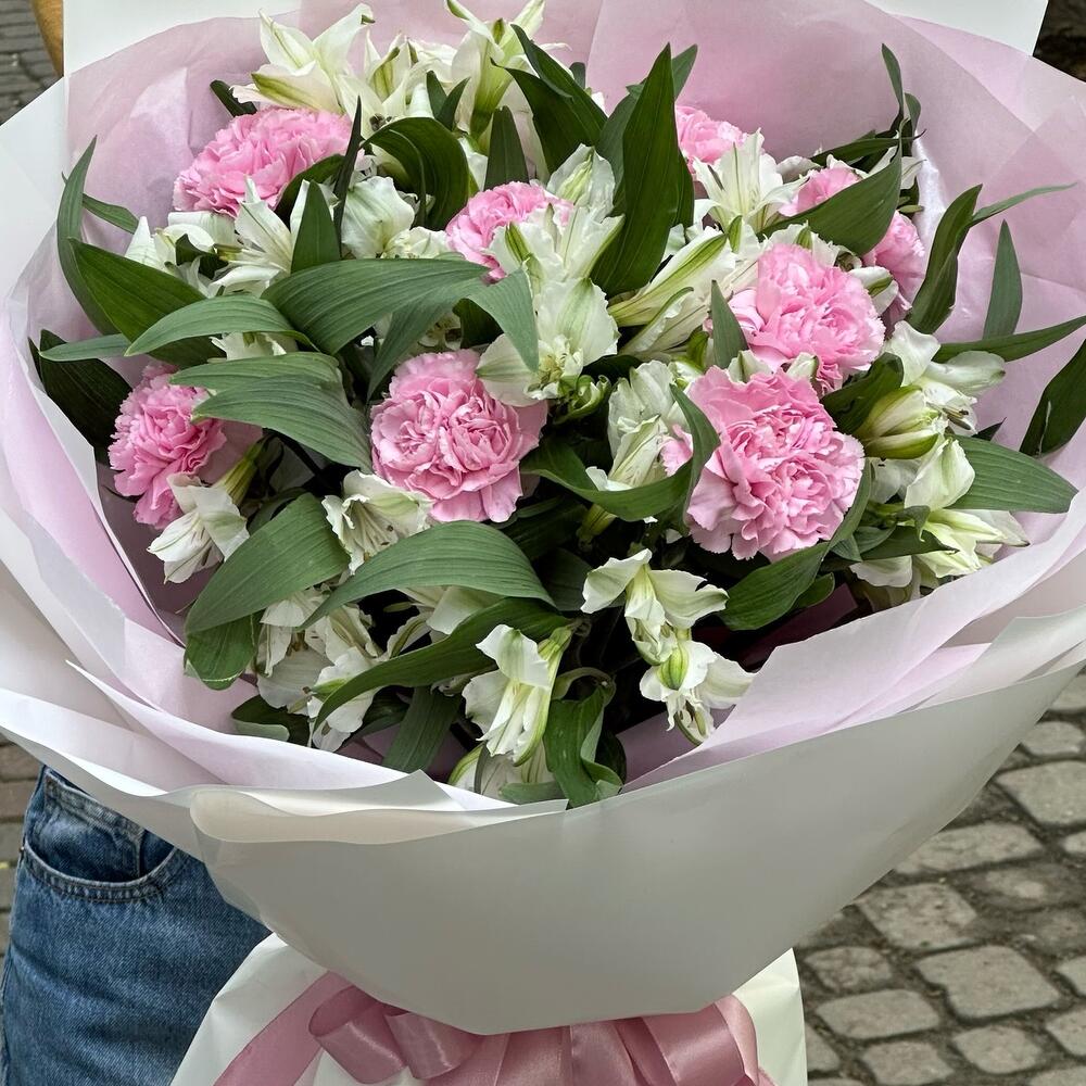 Bouquet of alstroemeria with dianthus