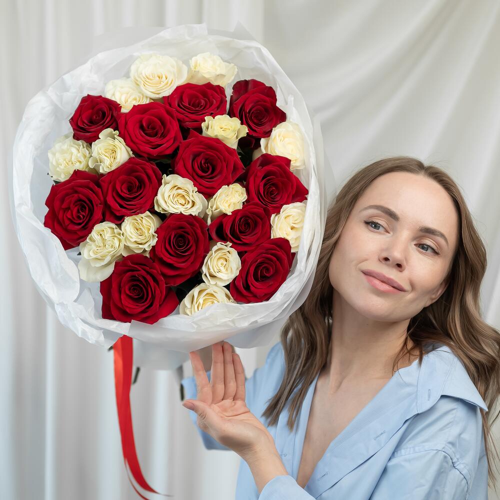 Букет из 25 красно-белых роз Сибирис