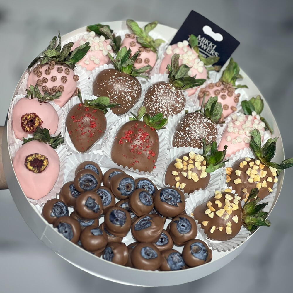 Клубника + голубика в круглой коробке, Confectionery & Bakery Tbilisi,  Georgia, buy at a price of 165 GEL, Chocolate-Dipped Strawberries on  Milki_flowers_geo with delivery | Flowwow