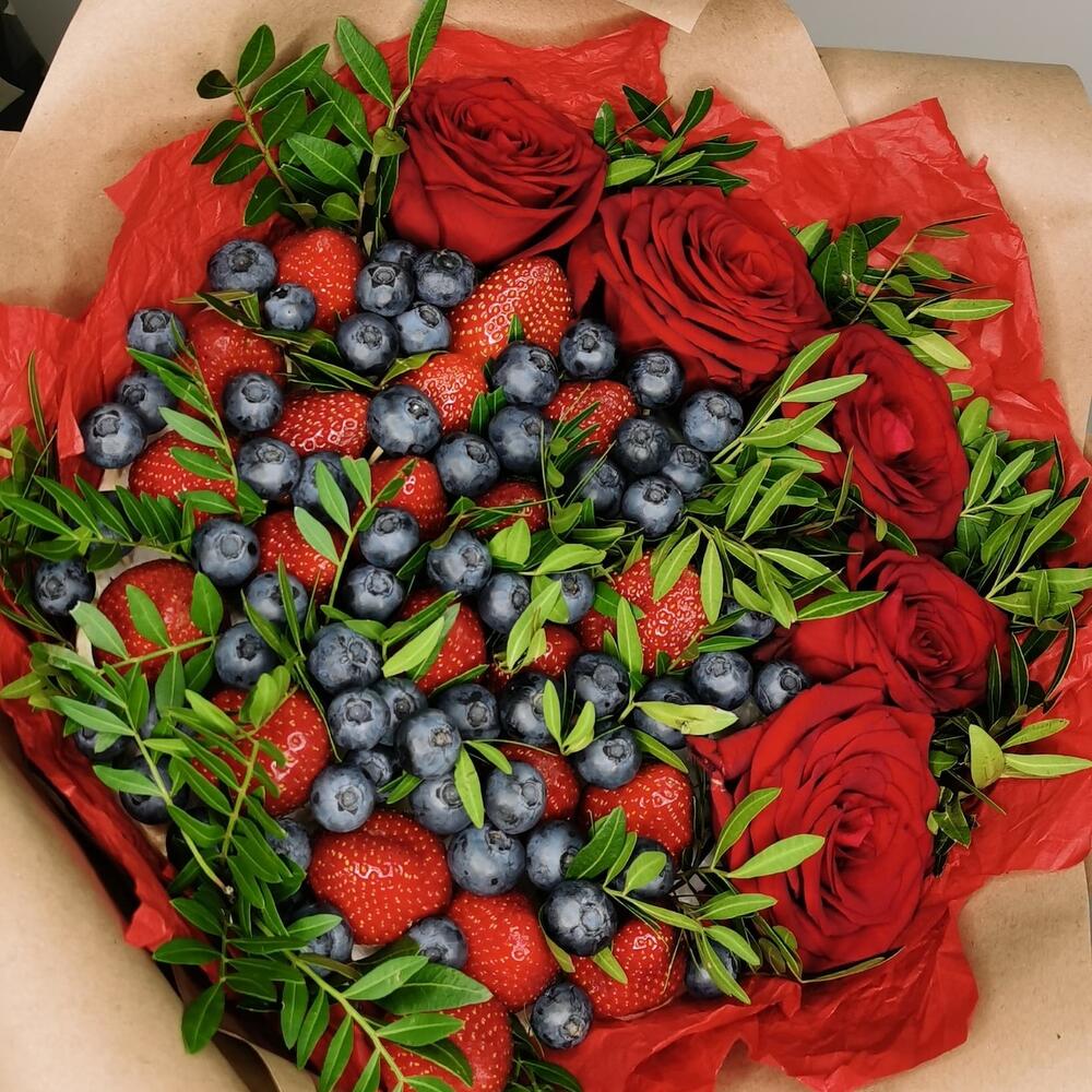 Букет из Розы клубники и голубики