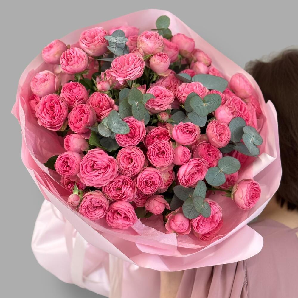 Monobucket of 15 bushy peony-shaped roses "Giselle" with eucalyptus