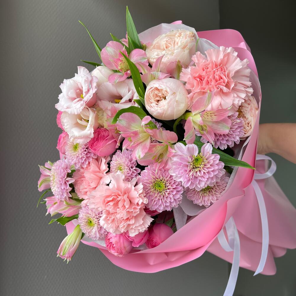 Bouquet pink with peony-shaped roses