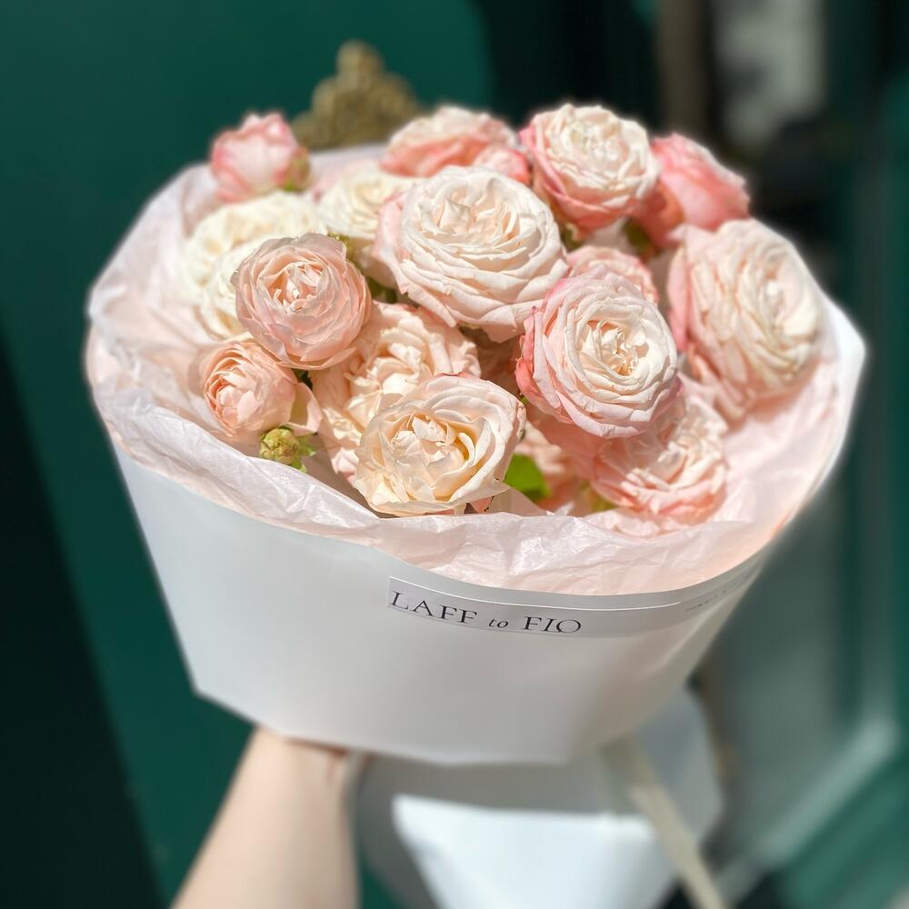 Моно из кустовых пионовидных роз