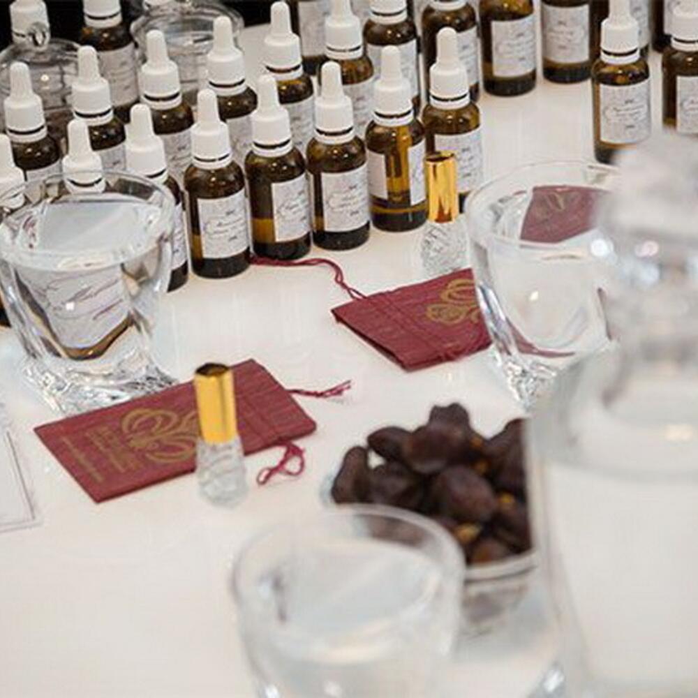 Флейворист профессия. Флакон стоят на столе фото и картинки. Создать свой аромат духов. Мастер класс по созданию парфюма. Лавандовые духи.