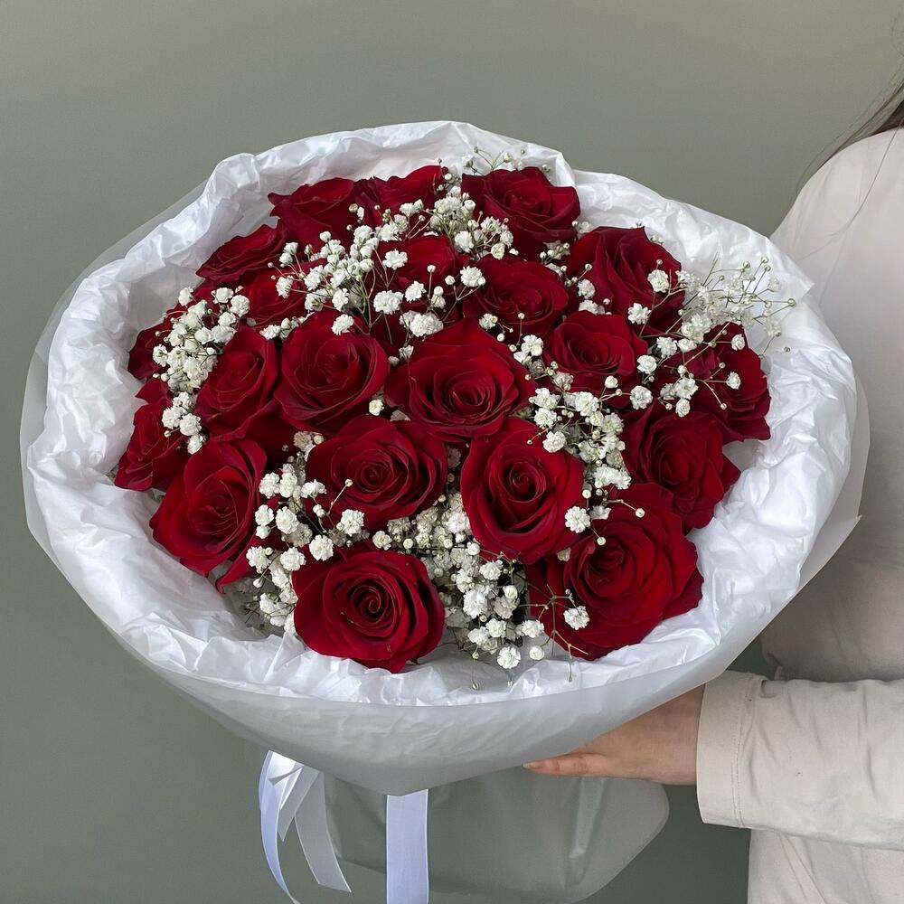 21 красная роза с гипсофилой