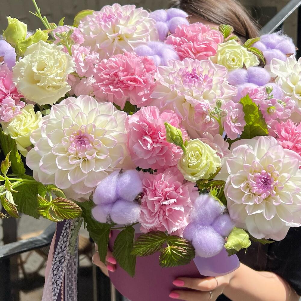 Сказочная композиция с георгинами
