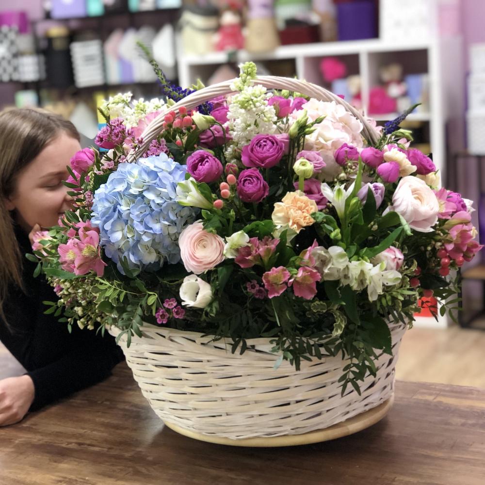 Цветы на заказ тюмень. Цветы в цветочном магазине. Большая корзина с цветами. Цветочная Лавка гигантский букет. Цветы в огромной корзине.