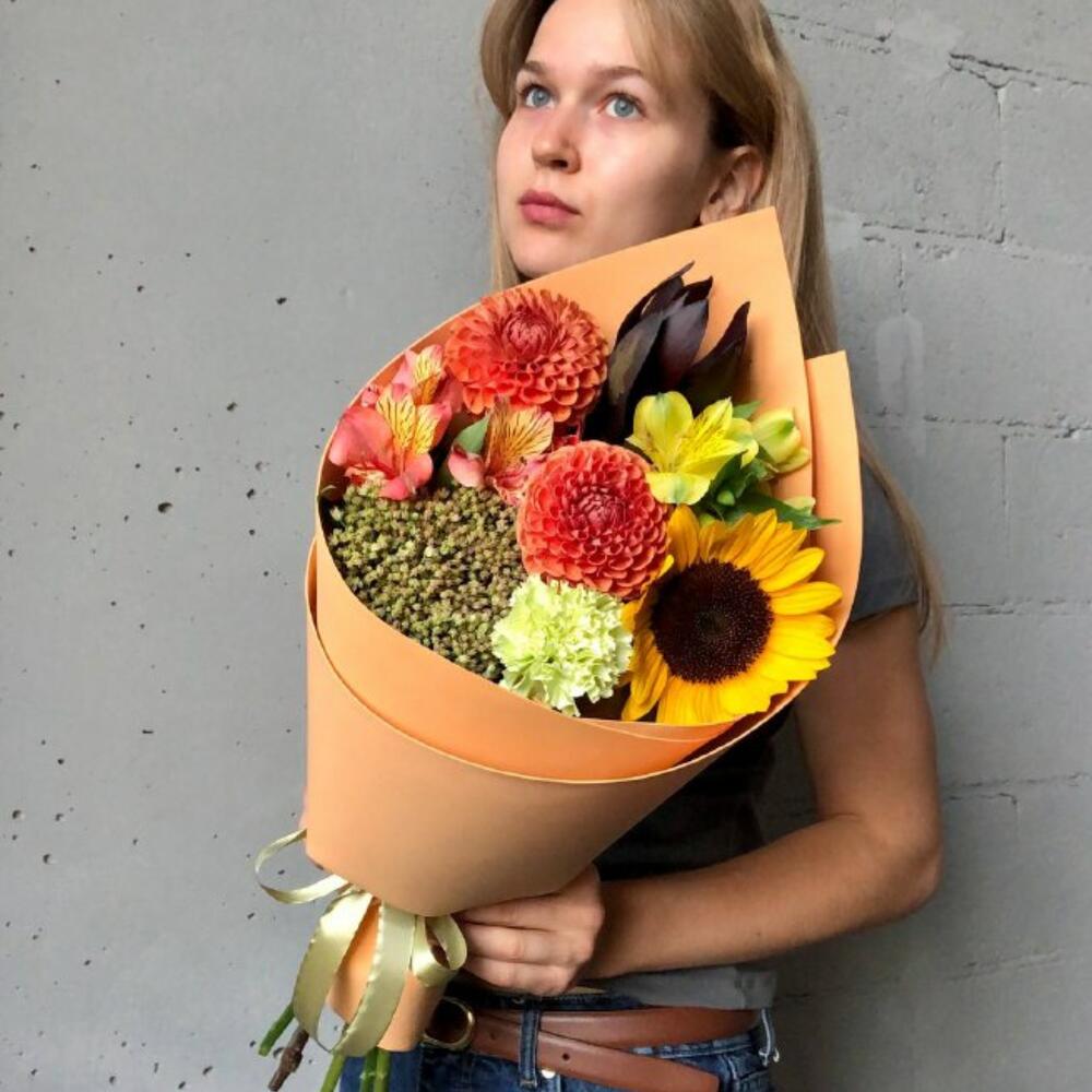 Осенний букет-комплимент с подсолнухом и георгинами