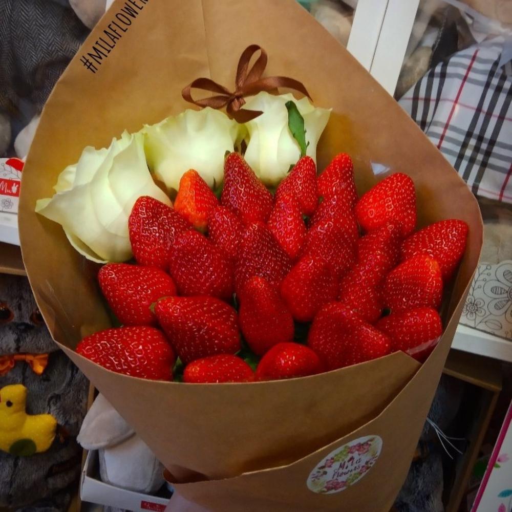 Клубника наслаждение. Клубничное наслаждение. Клубничное удовольствие. Семья наслаждаться клубникой.