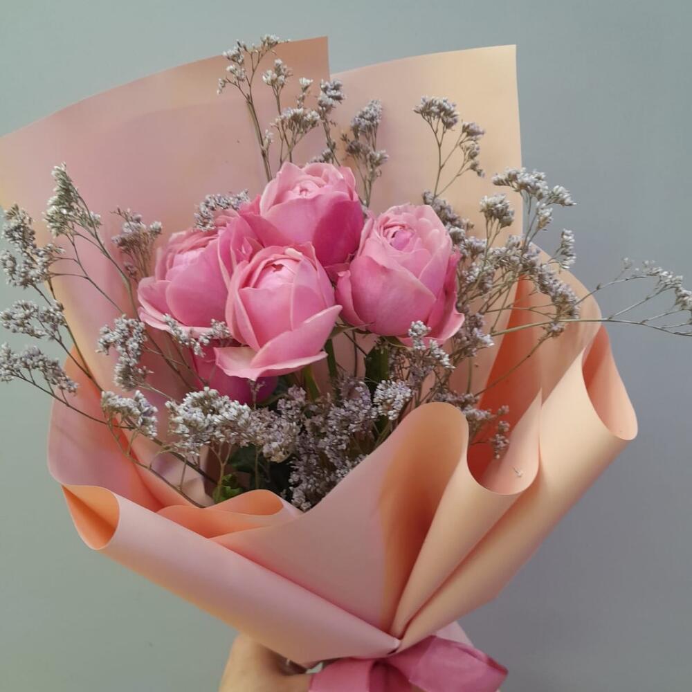 Букет 💐 из пионовидных кустовой розы и лимониума лимон