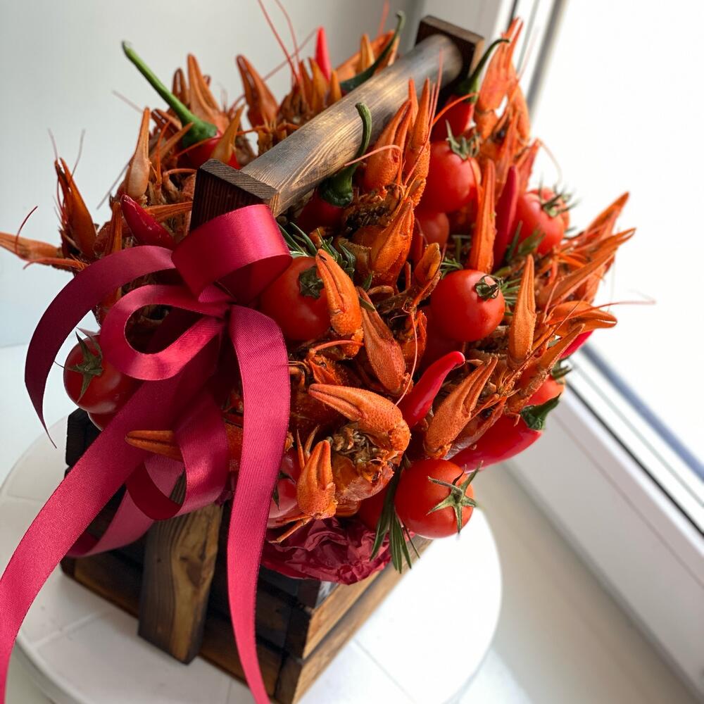 A box with crayfish size M