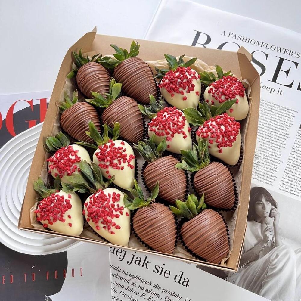 Клубника в шоколаде белом и молочном ХИТ + подарок от Vivienne Sabo — румяна MACARON 16-20 ягод