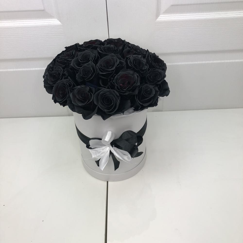 Розы в черной коробке