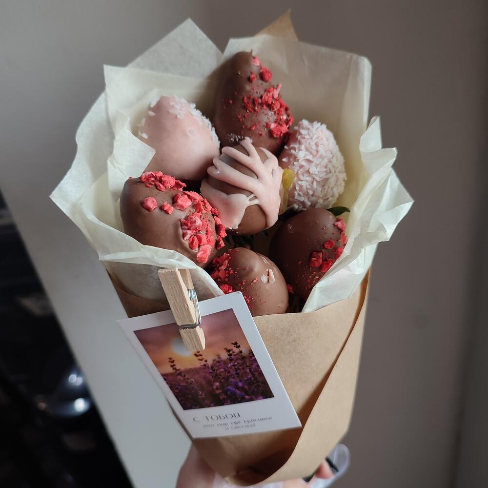 Bouquet of fresh strawberries in German chocolate