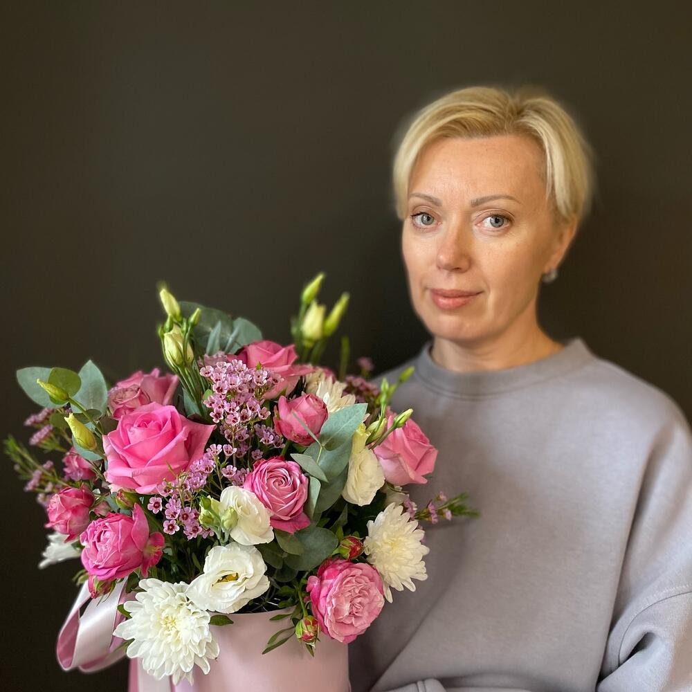 Композиция в шляпной коробке с пионовидными розами и эустомой