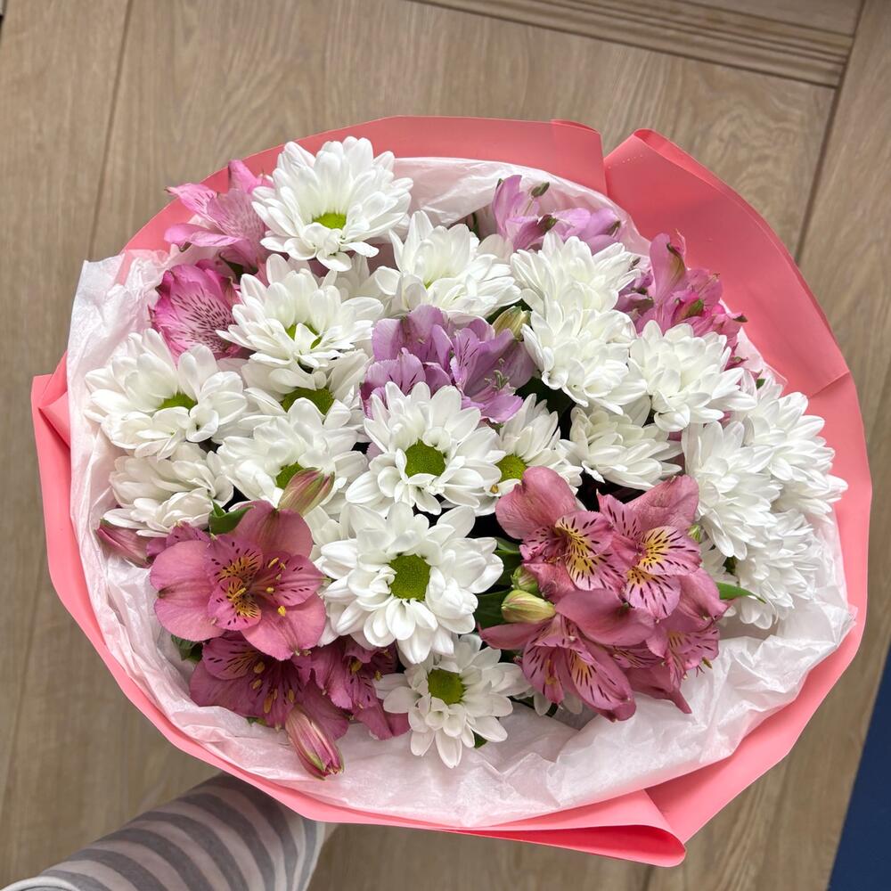 Букет из кустовых хризантем и альстромерий