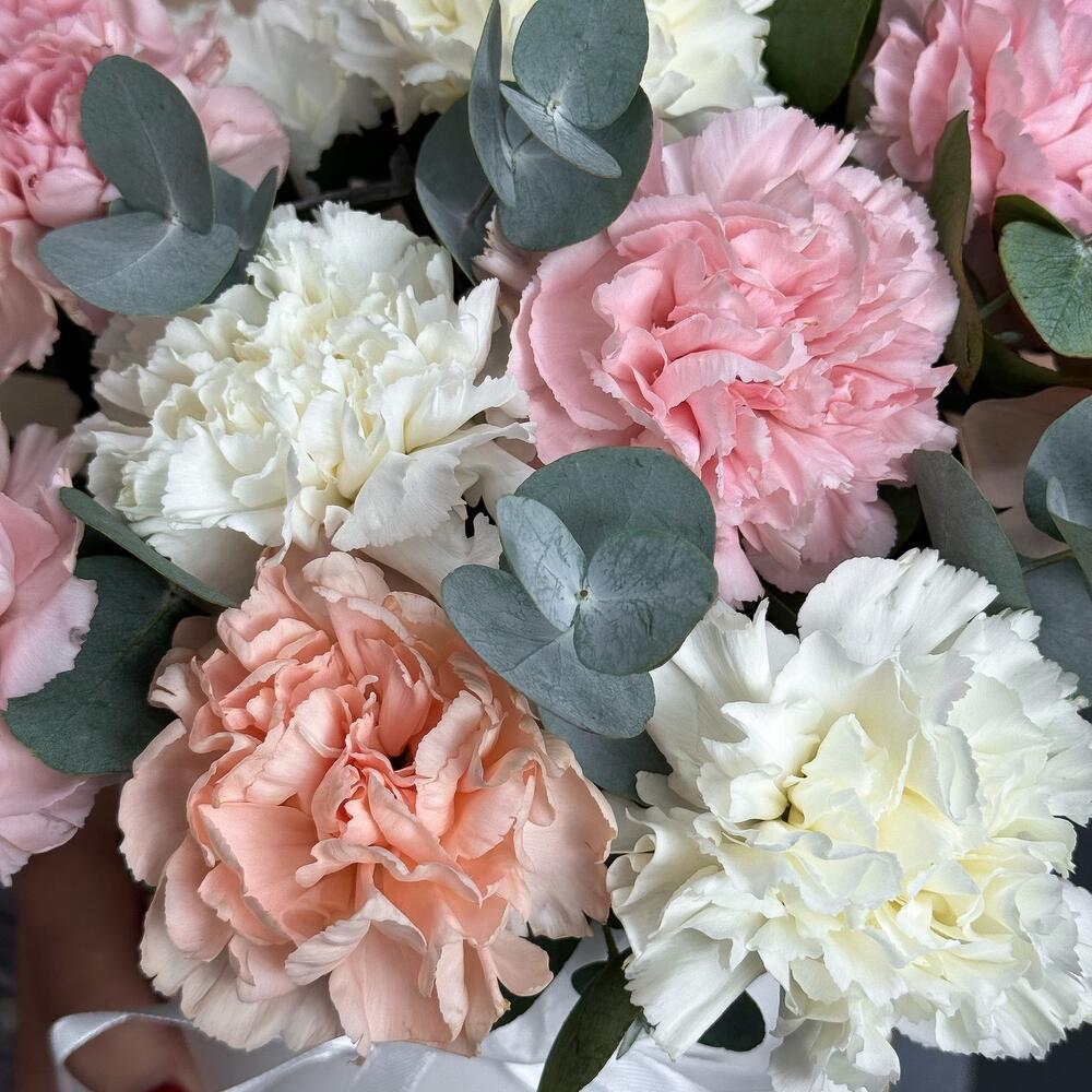Букет из диантусов и эвкалипта в шляпной коробке. Букет 145 Florish