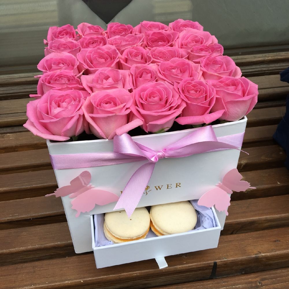 Розовый сюрприз. Цветы в коробке. Розы в коробке. Красивый букет в коробке. Шикарные букеты в коробках.