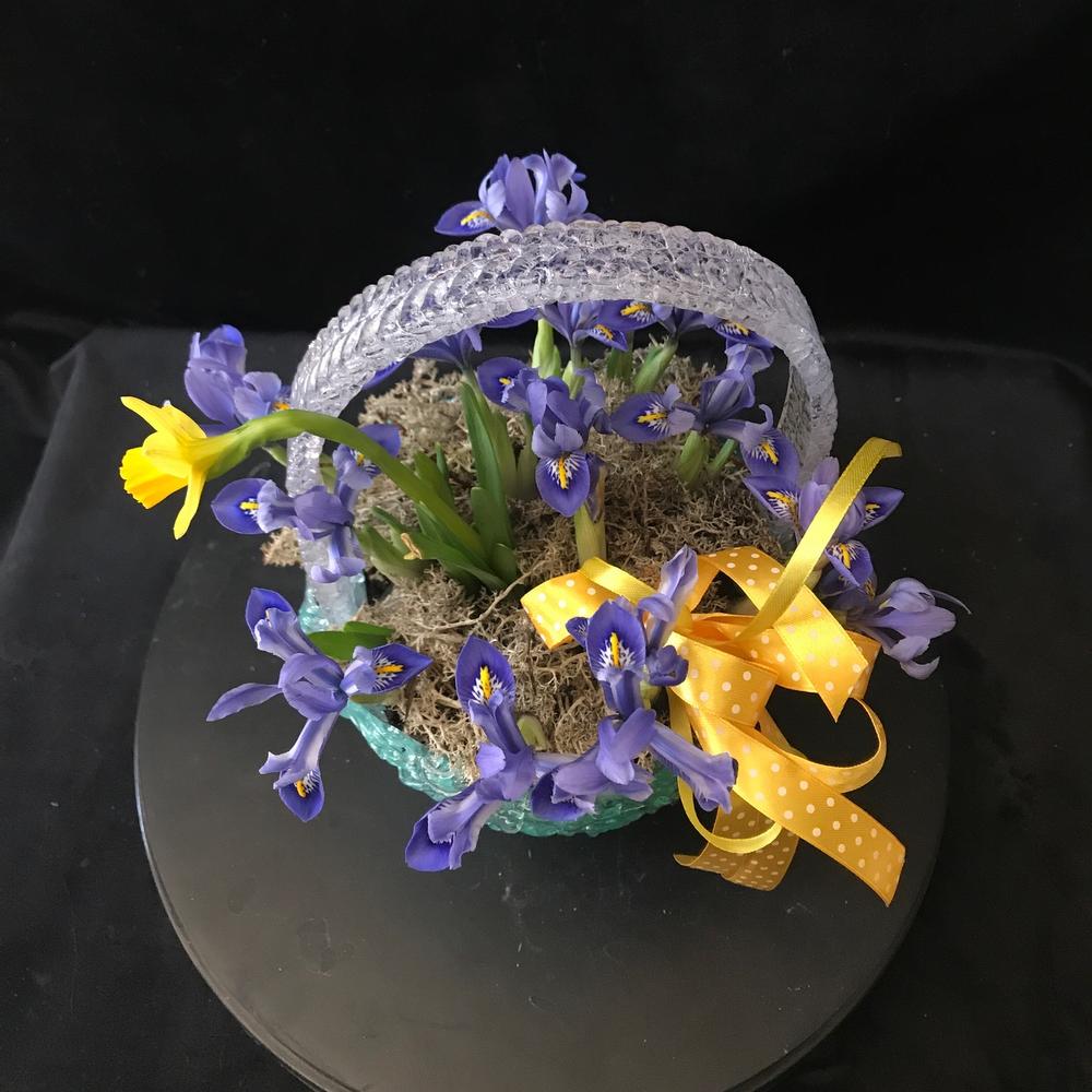 Корзина с ирисами
