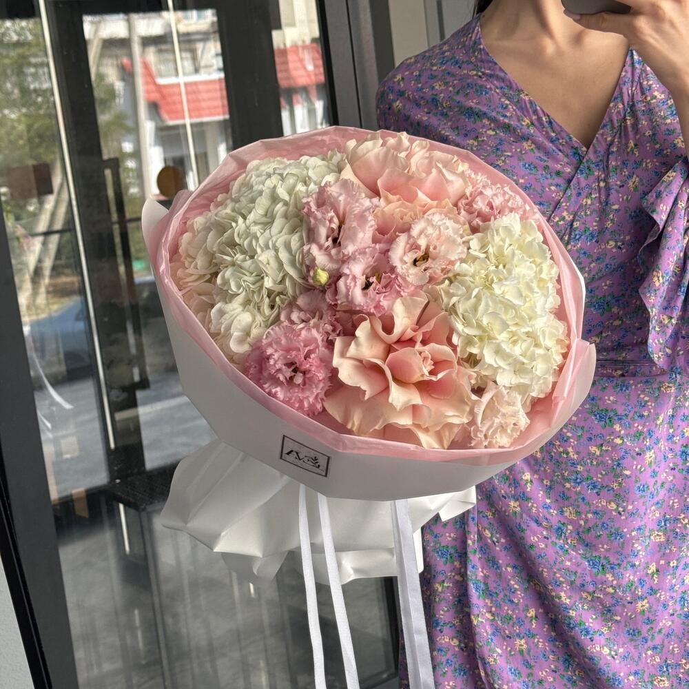 Букет с гортензией, розами и эустомой
