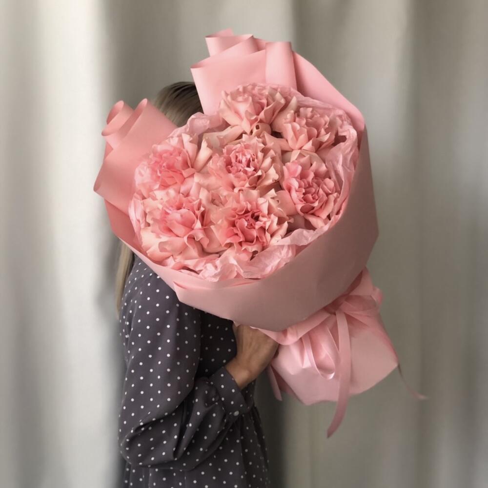 7 ажурных розовых роз