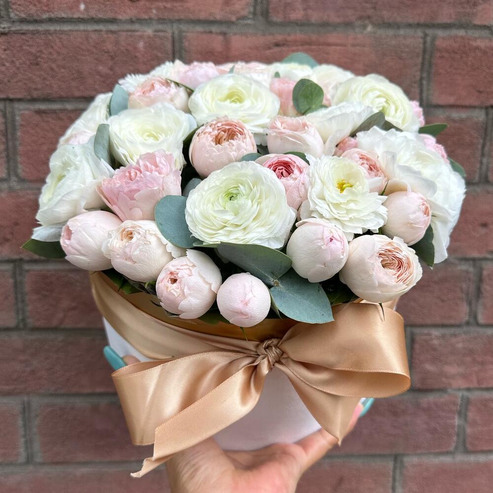 Ранункулюсы в коробке с пионовидными розами