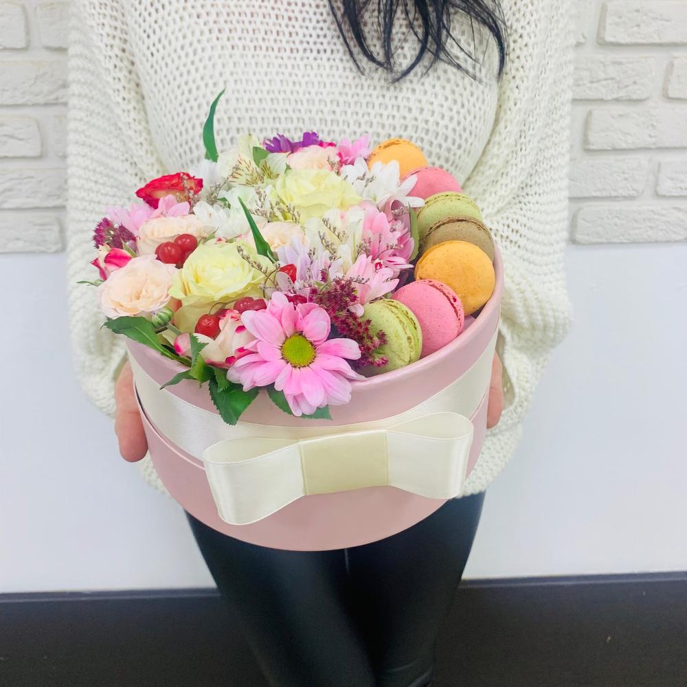 Сочная коробочка с Макаруни, Цветы и подарки в Твери, купить по цене ...