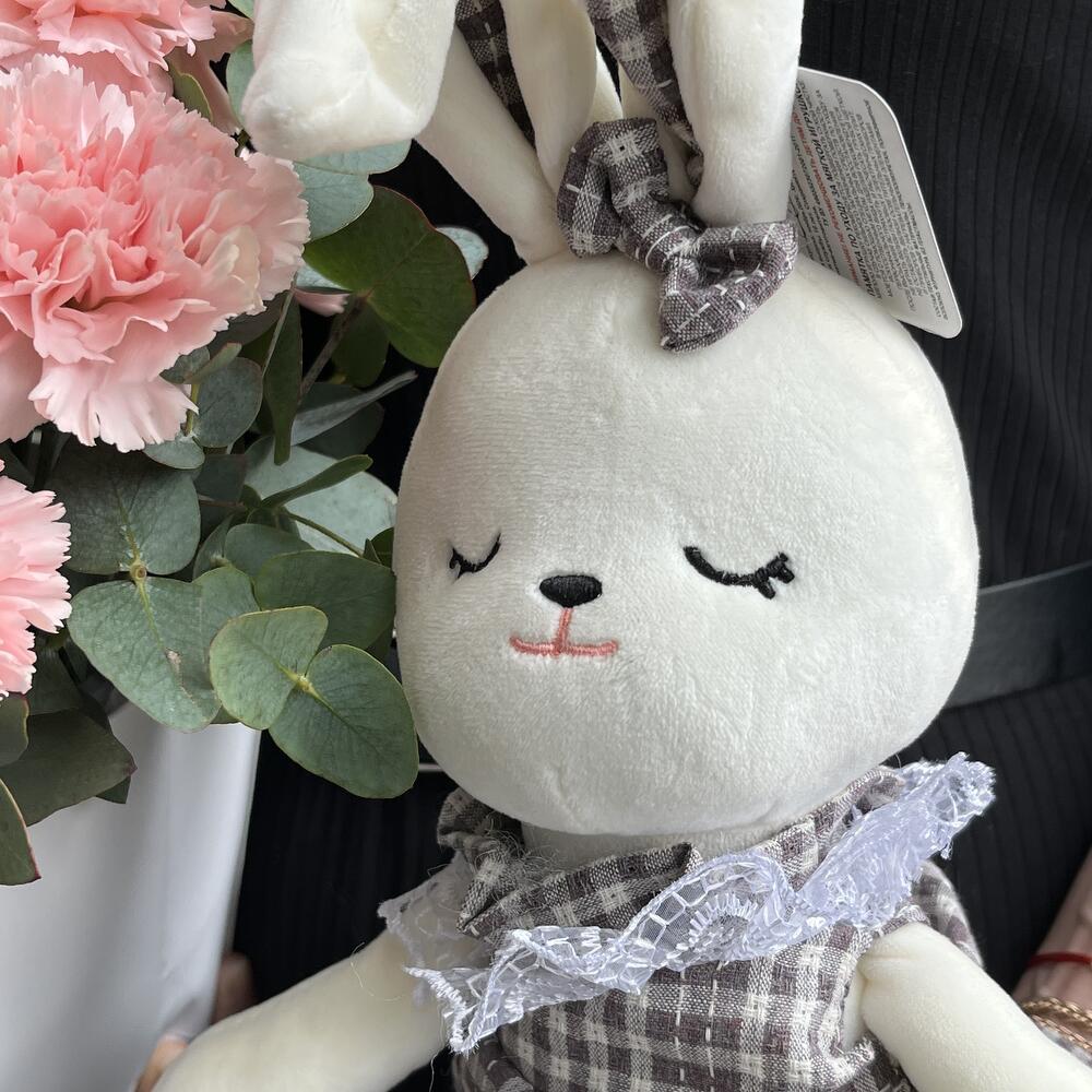 Handbag with pink dianthuses and a bunny