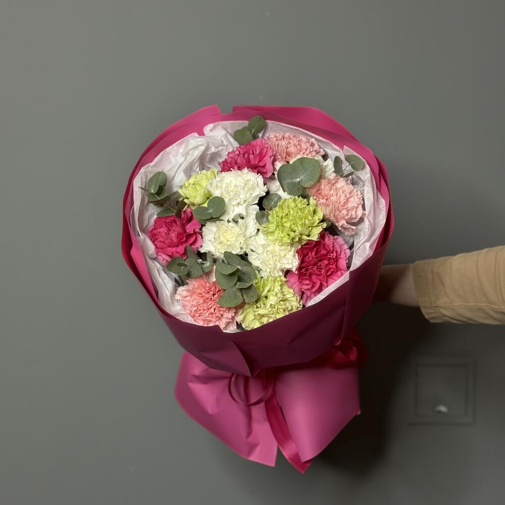 Микс ярких диантусов с эвкалиптом