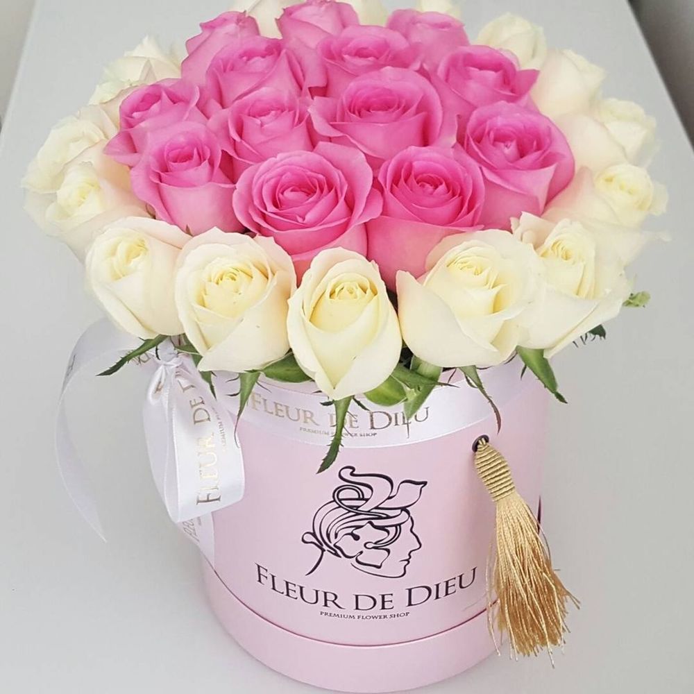 Цветы розы в коробке с днем рождения