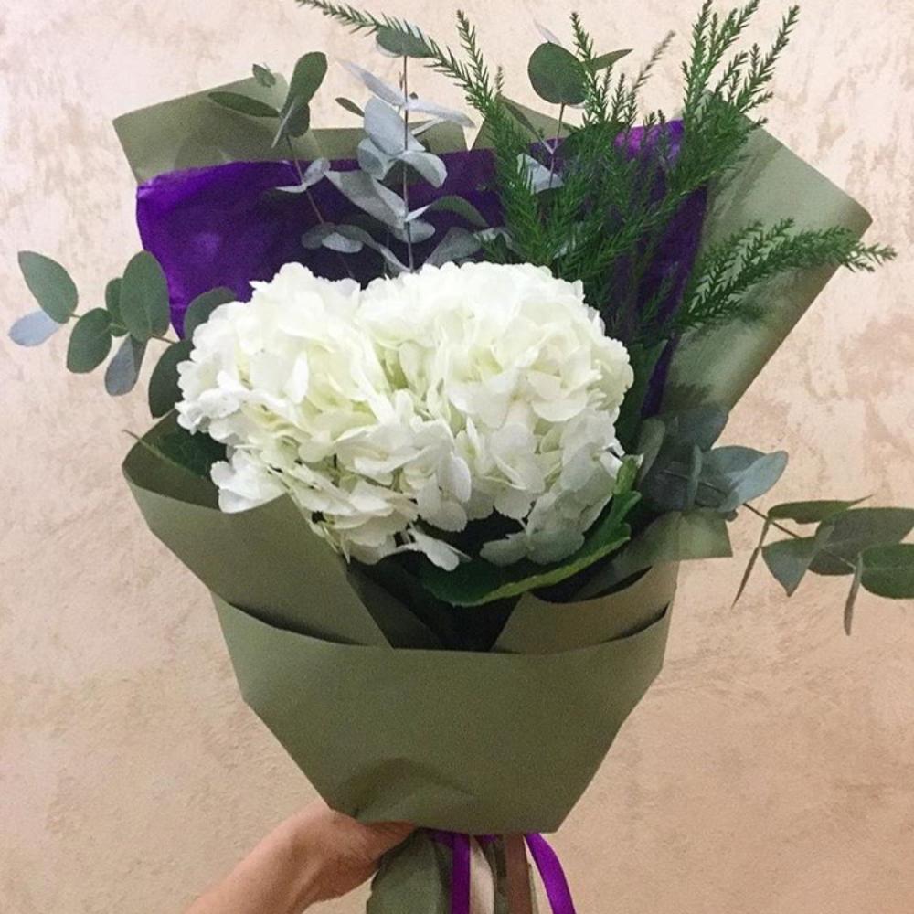 Букет с гортензией. Букет с гортензией метельчатой фото. Букет с гортензией метельчатой фото. Маленький букет из гортензии. Букет из садовой гортензии.